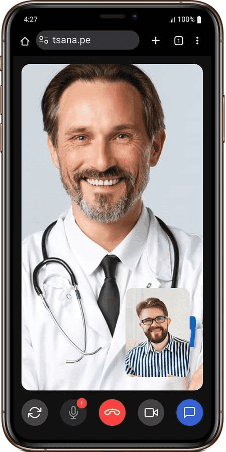 Médico atendiendo una consulta