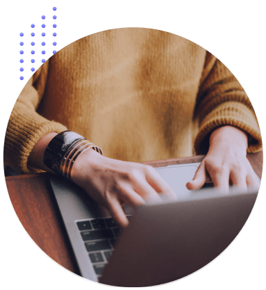 Digitando credenciales en una laptop