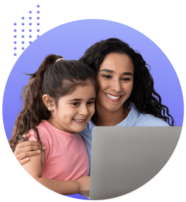 Madre e hija frente a una laptop